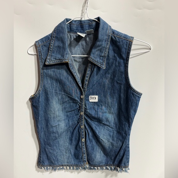 #3117-Andrew & Co Blue Denim Sleeveless Shirt - Picture 2 of 4